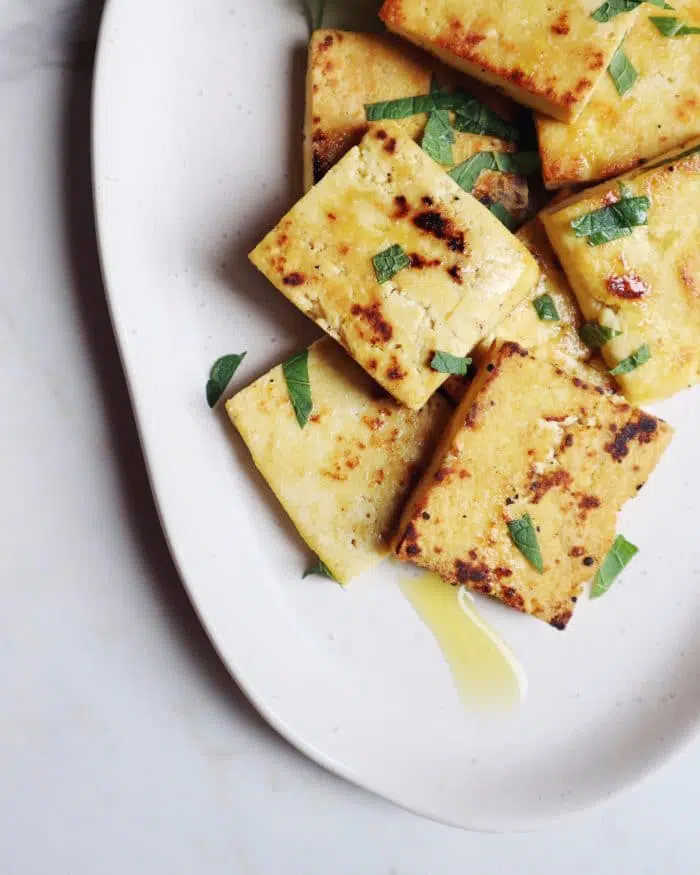 Halloounie grillé (tofu salé et grillé inspiré du fromage halloumi)